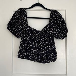 Daisy crop top with square neck and slight puff sleeves